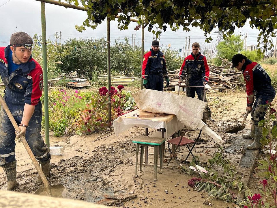 Студенты ЧПОУ "Колледж гражданской обороны и чрезвычайных ситуаций" продолжают оказывать адресную помощь пострадавшим от обильных дождей